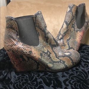 New, reptile 3”wedges with elastic for ease Sz 10